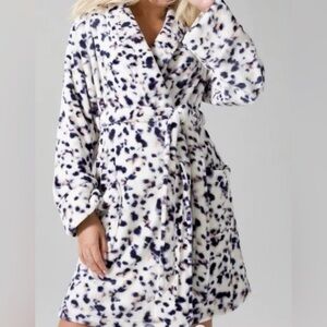 NWT L/XL Soma Embraceable Plush Short Robe (Arctic Leopard Ivo…
